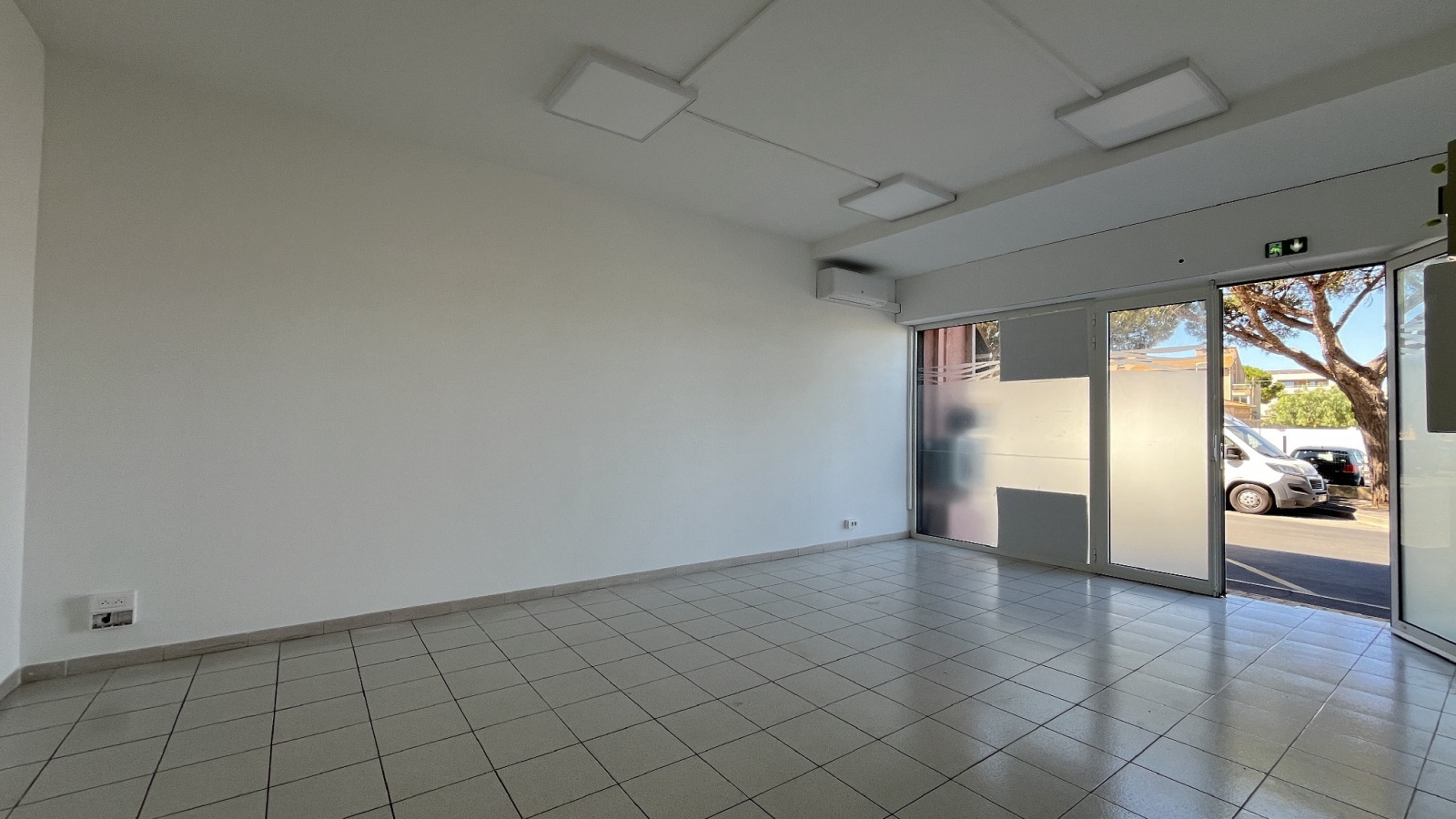 Image_,
            Local commercial, Valras-Plage, ref :
